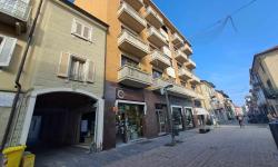 Locale commerciale su tre livelli in isola pedonale - Mq 218,00